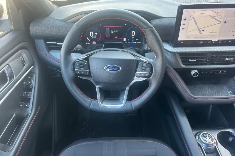 Ford Explorer Vehicle Full-screen Gallery Image 15