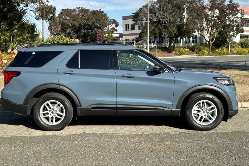 Ford Explorer Vehicle Full-screen Gallery Image 02