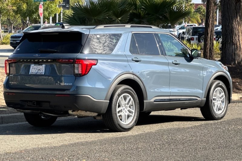 Ford Explorer Vehicle Full-screen Gallery Image 03