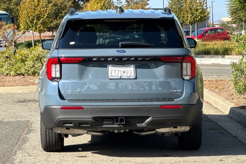 Ford Explorer Vehicle Full-screen Gallery Image 04