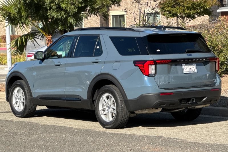 Ford Explorer Vehicle Full-screen Gallery Image 05