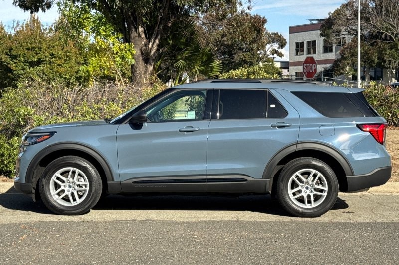 Ford Explorer Vehicle Full-screen Gallery Image 06