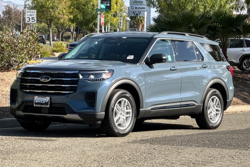 Ford Explorer Vehicle Full-screen Gallery Image 07