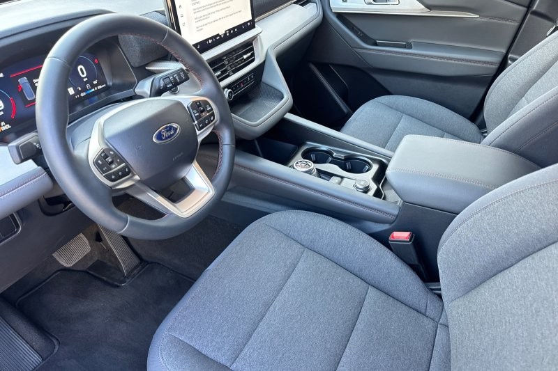 Ford Explorer Vehicle Full-screen Gallery Image 09