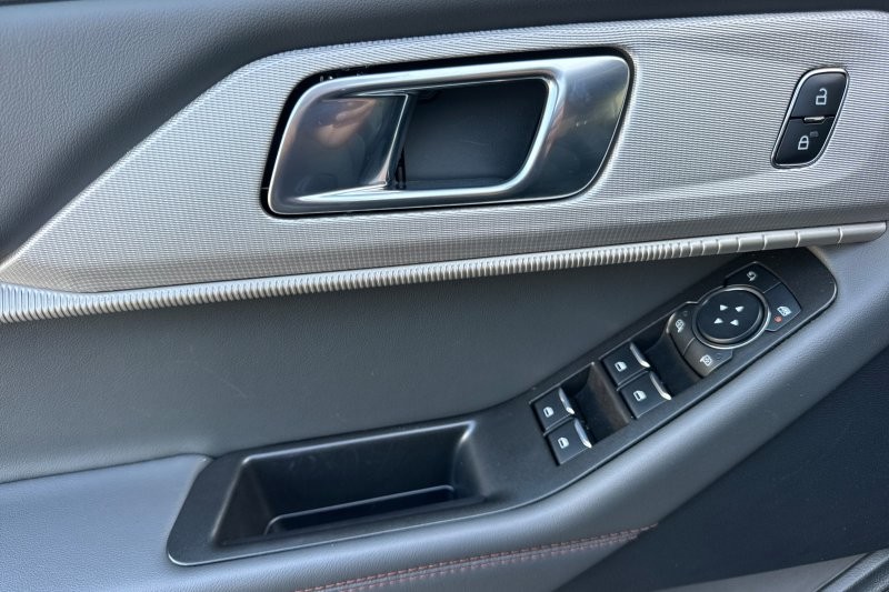Ford Explorer Vehicle Full-screen Gallery Image 10
