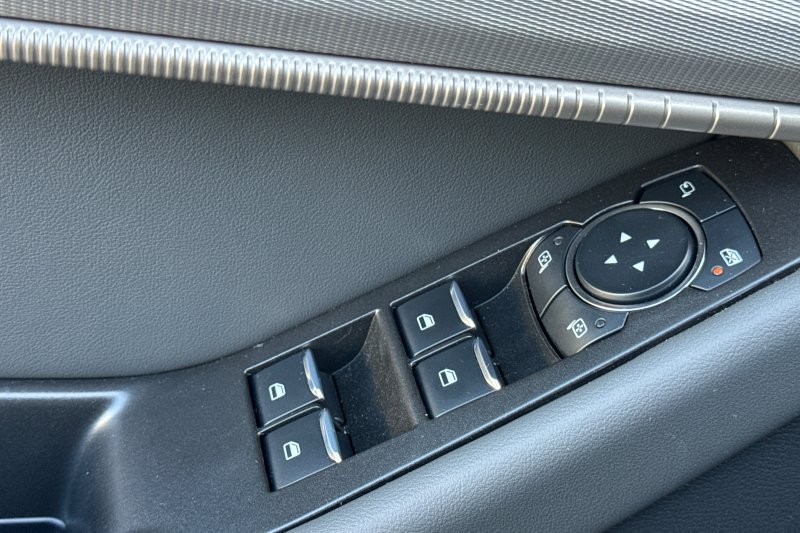 Ford Explorer Vehicle Full-screen Gallery Image 11