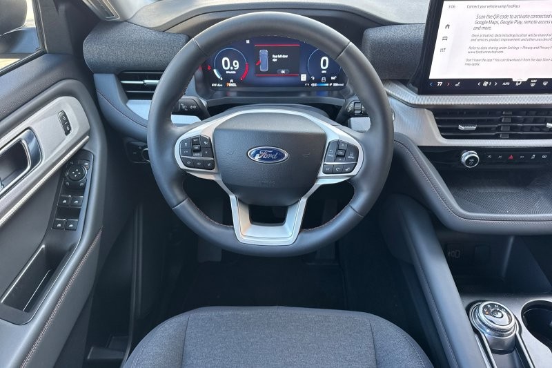 Ford Explorer Vehicle Full-screen Gallery Image 15