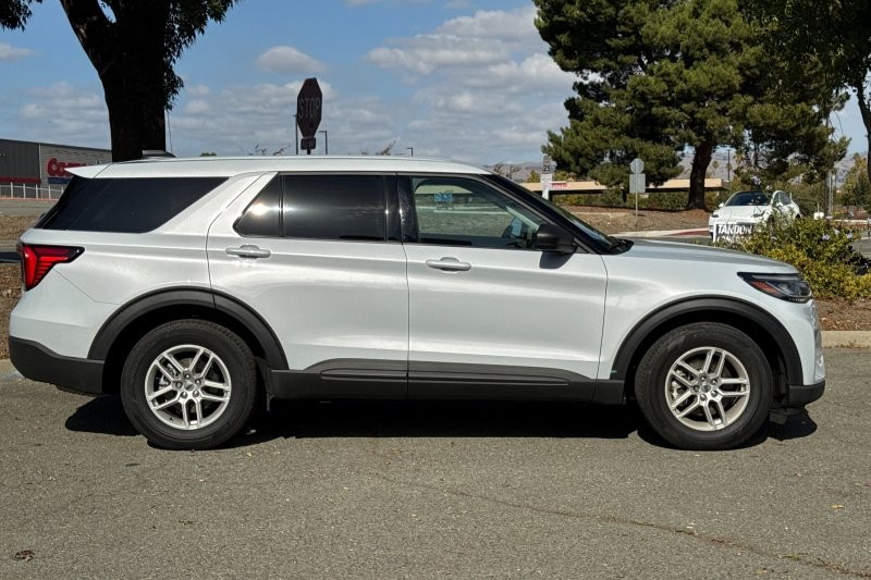 Ford Explorer Vehicle Full-screen Gallery Image 02