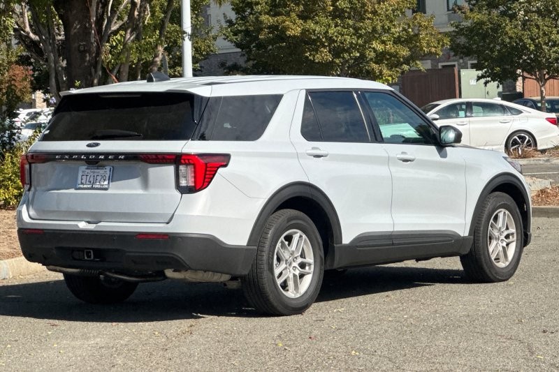 Ford Explorer Vehicle Full-screen Gallery Image 03