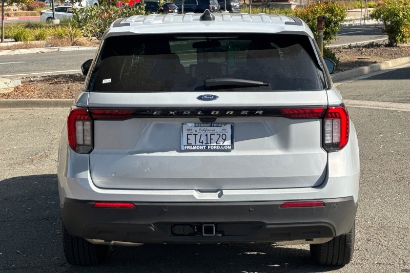 Ford Explorer Vehicle Full-screen Gallery Image 04