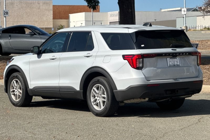 Ford Explorer Vehicle Full-screen Gallery Image 05