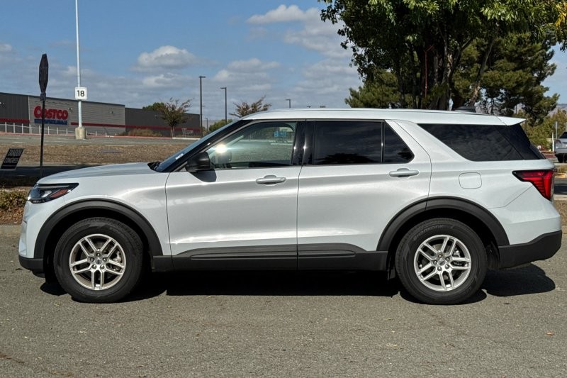 Ford Explorer Vehicle Full-screen Gallery Image 06