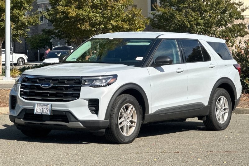 Ford Explorer Vehicle Full-screen Gallery Image 07
