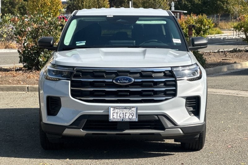 Ford Explorer Vehicle Full-screen Gallery Image 08