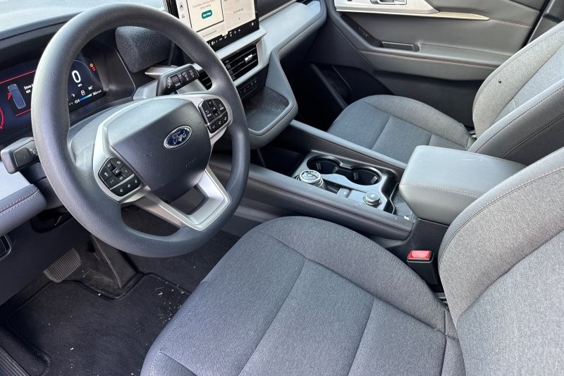 Ford Explorer Vehicle Full-screen Gallery Image 09
