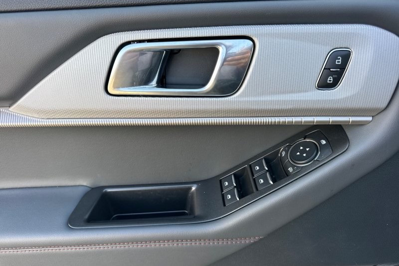 Ford Explorer Vehicle Full-screen Gallery Image 10
