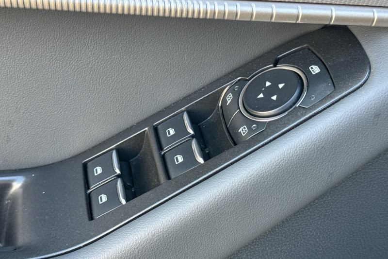 Ford Explorer Vehicle Full-screen Gallery Image 11