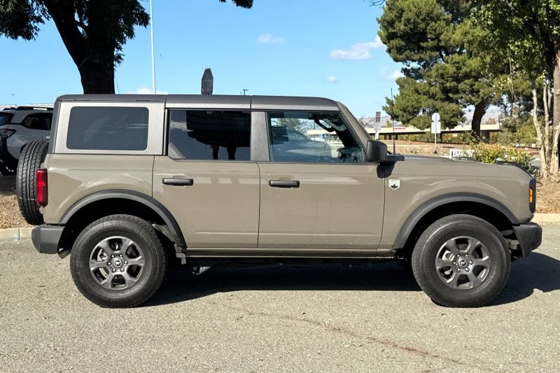 Ford Bronco Vehicle Full-screen Gallery Image 02