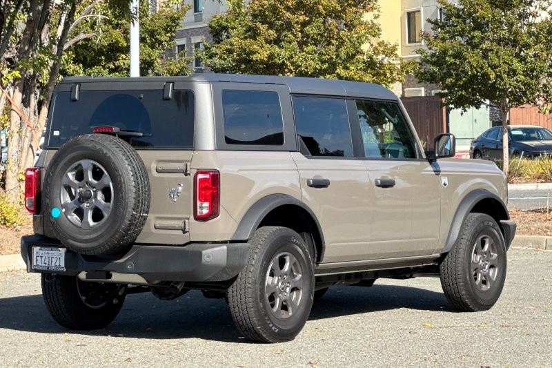 Ford Bronco Vehicle Full-screen Gallery Image 03