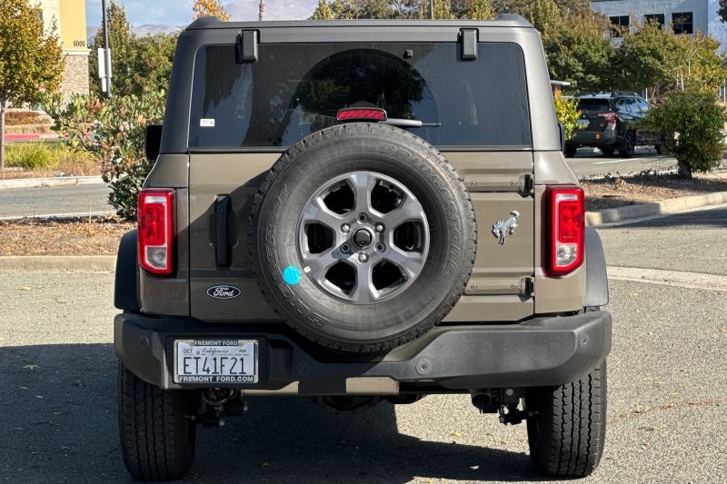 Ford Bronco Vehicle Full-screen Gallery Image 04