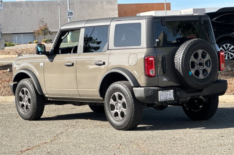 Ford Bronco Vehicle Full-screen Gallery Image 05