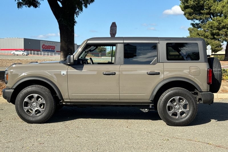 Ford Bronco Vehicle Full-screen Gallery Image 06