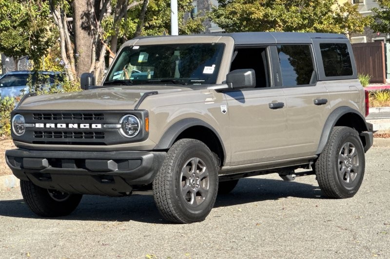 Ford Bronco Vehicle Full-screen Gallery Image 07