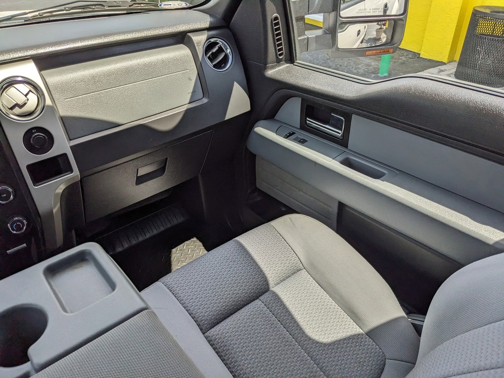 Ford F-150 Vehicle Full-screen Gallery Image 13