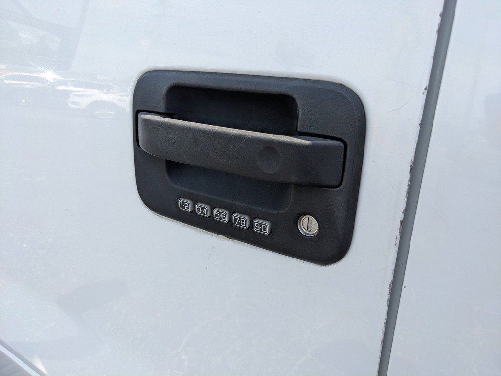 Ford F-150 Vehicle Full-screen Gallery Image 15