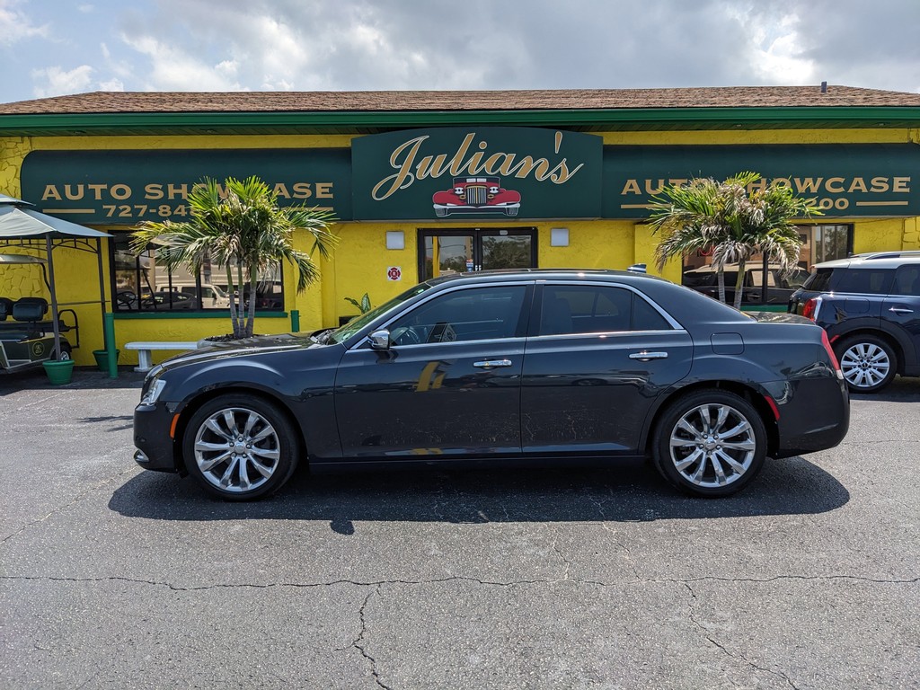 Chrysler 300 Vehicle Full-screen Gallery Image 02