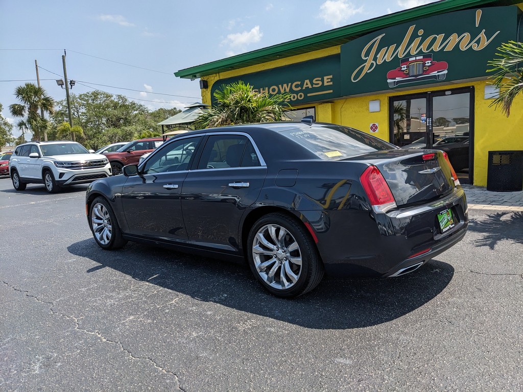 Chrysler 300 Vehicle Full-screen Gallery Image 03