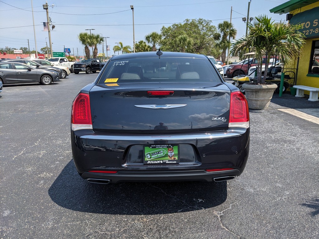 Chrysler 300 Vehicle Full-screen Gallery Image 04