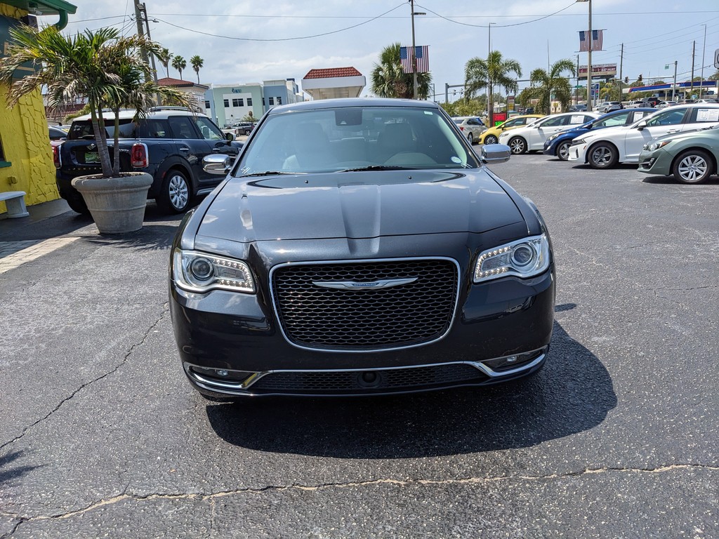 Chrysler 300 Vehicle Full-screen Gallery Image 05