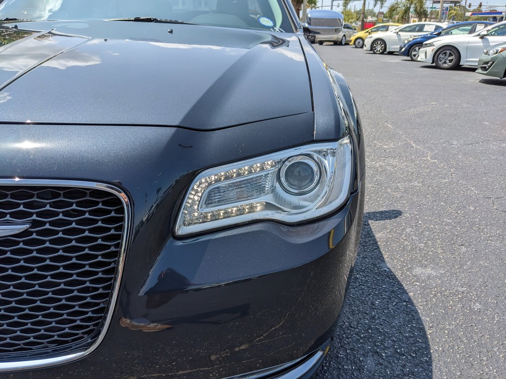Chrysler 300 Vehicle Full-screen Gallery Image 06