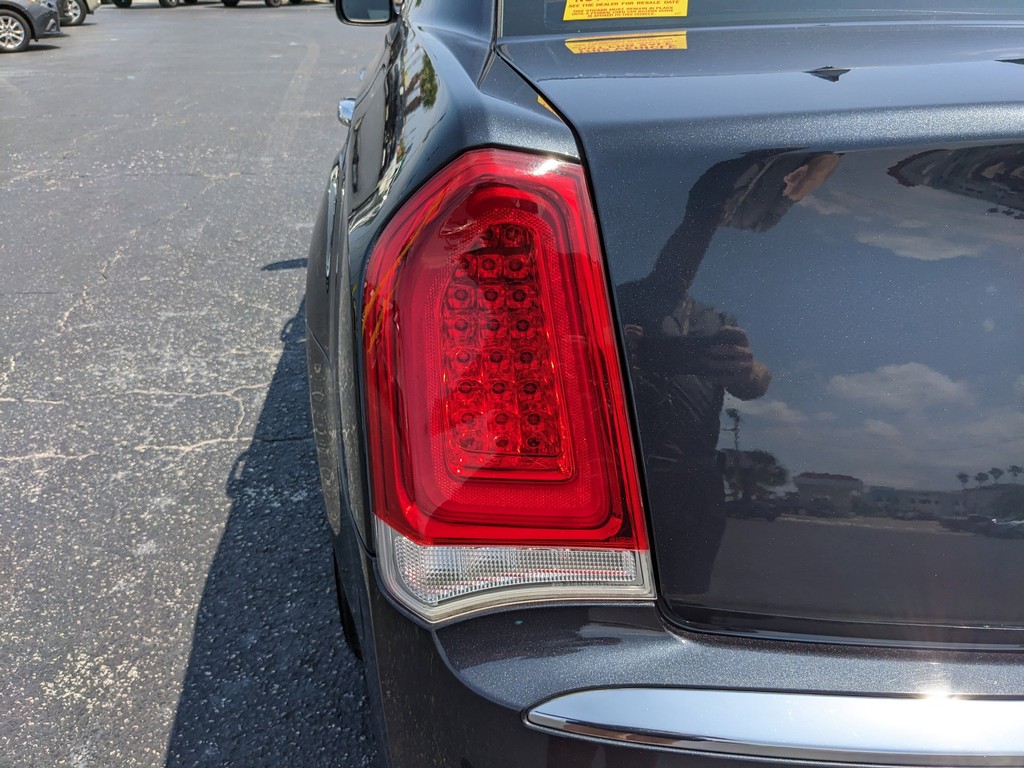 Chrysler 300 Vehicle Full-screen Gallery Image 07