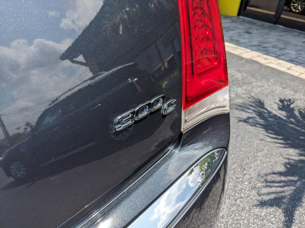 Chrysler 300 Vehicle Full-screen Gallery Image 08