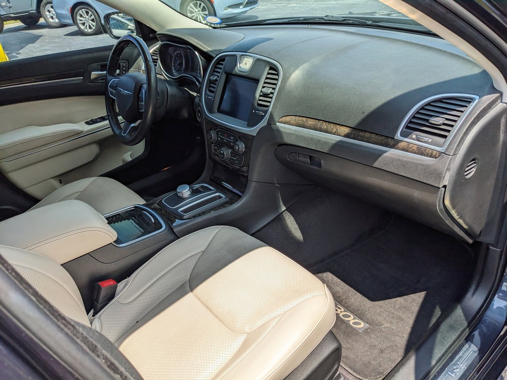 Chrysler 300 Vehicle Full-screen Gallery Image 09