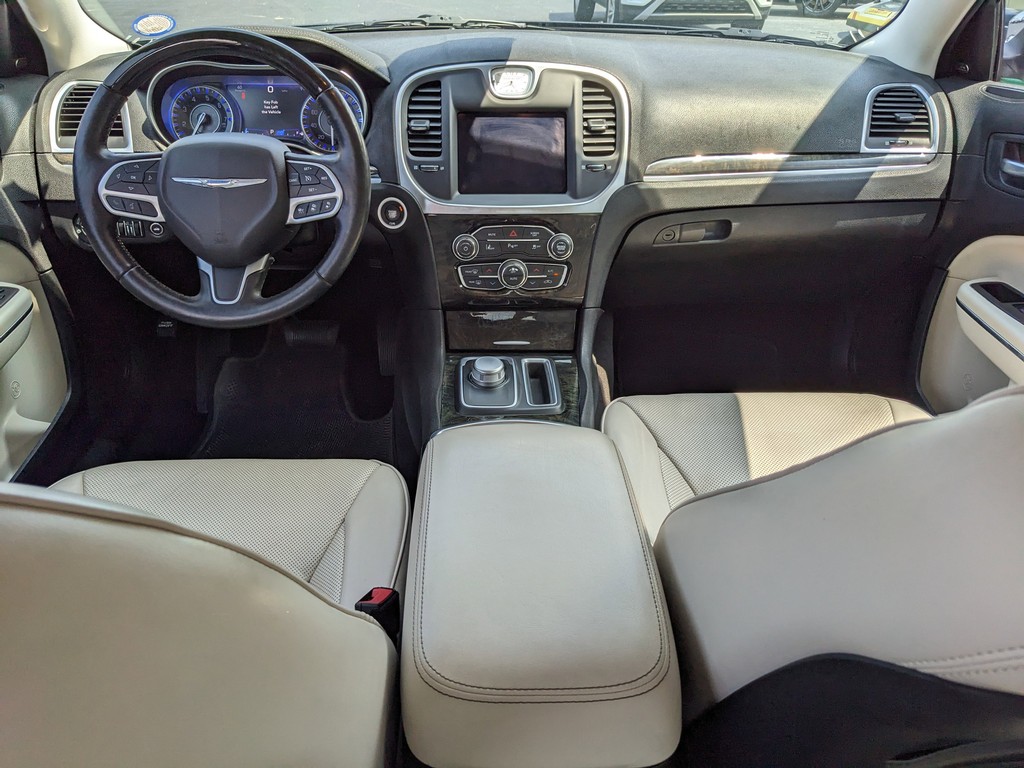 Chrysler 300 Vehicle Full-screen Gallery Image 10