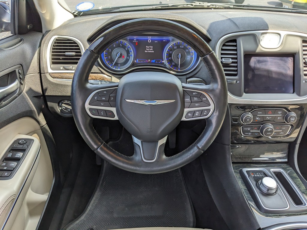 Chrysler 300 Vehicle Full-screen Gallery Image 11