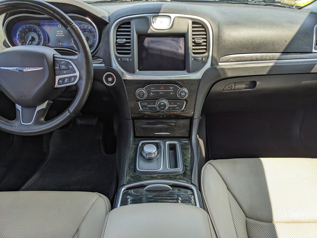 Chrysler 300 Vehicle Full-screen Gallery Image 12