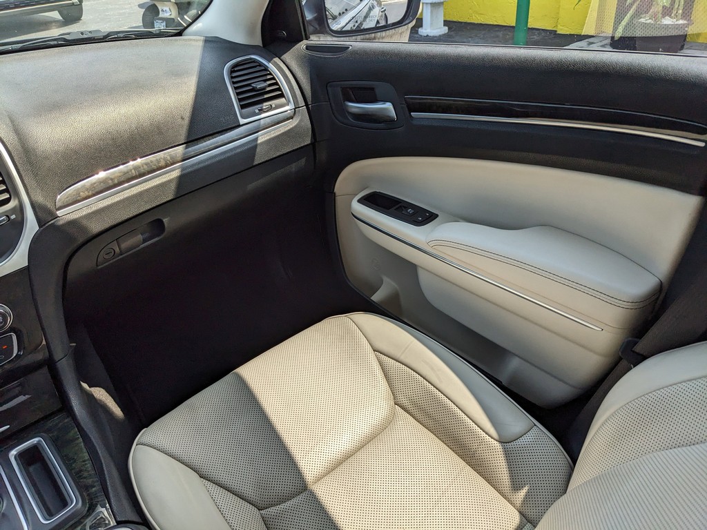 Chrysler 300 Vehicle Full-screen Gallery Image 13