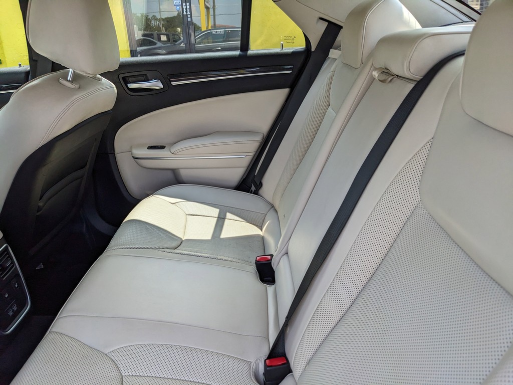 Chrysler 300 Vehicle Full-screen Gallery Image 15