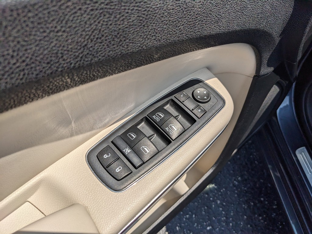 Chrysler 300 Vehicle Full-screen Gallery Image 16