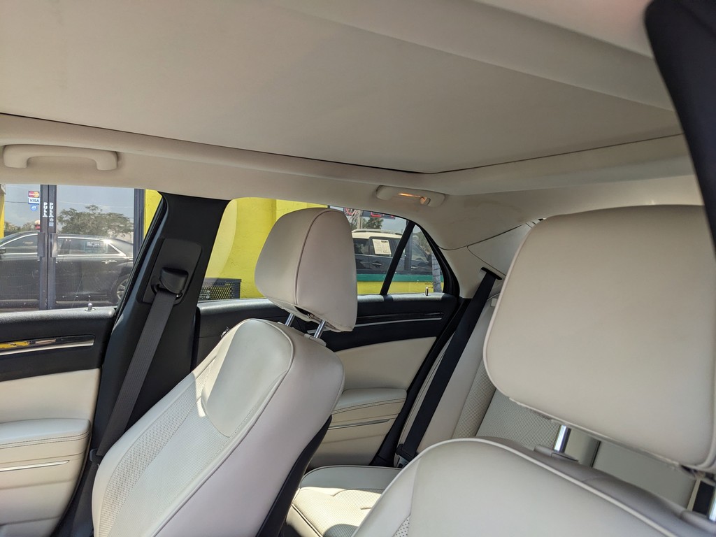 Chrysler 300 Vehicle Full-screen Gallery Image 18