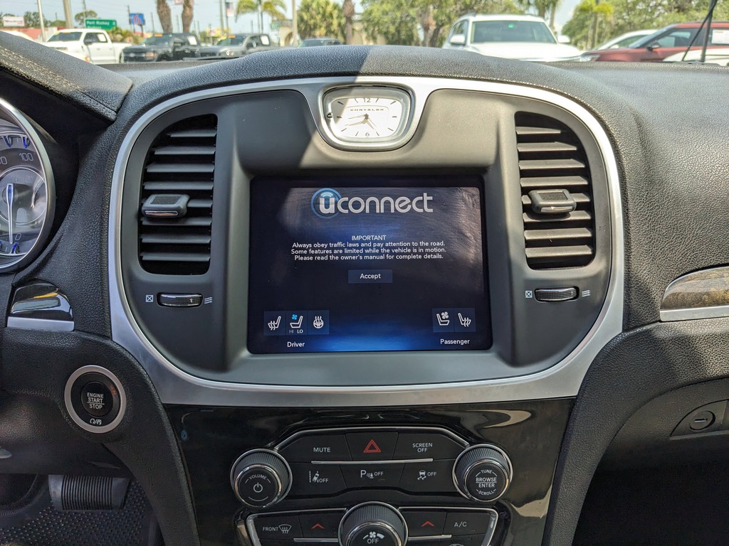 Chrysler 300 Vehicle Full-screen Gallery Image 19