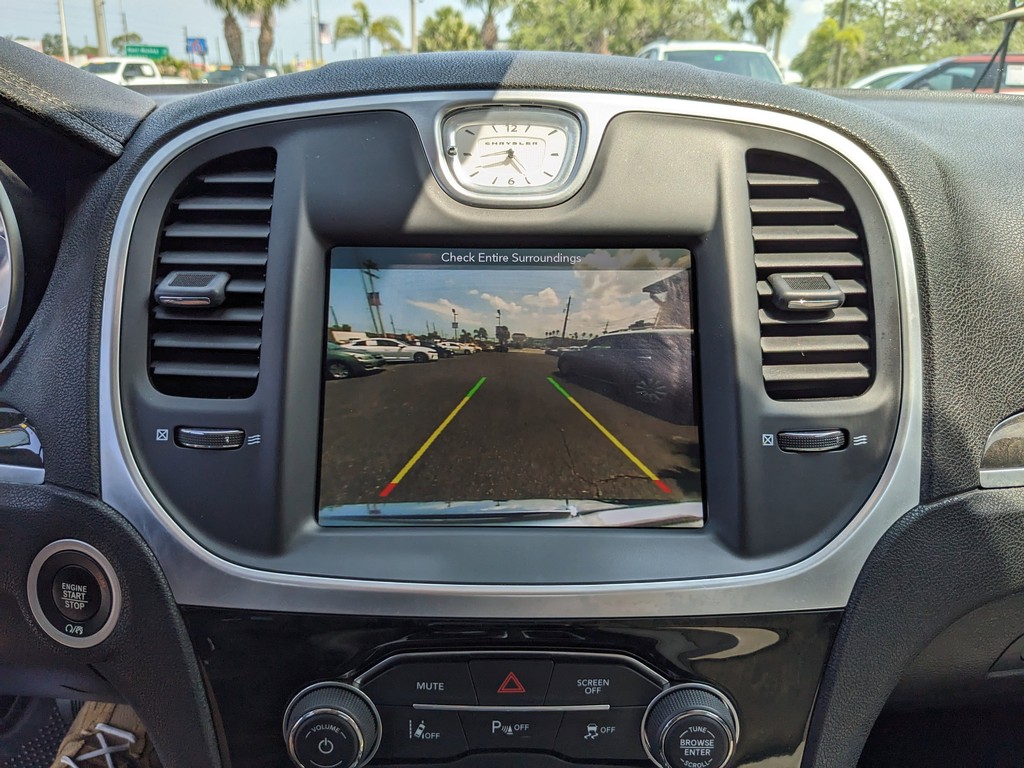 Chrysler 300 Vehicle Full-screen Gallery Image 20