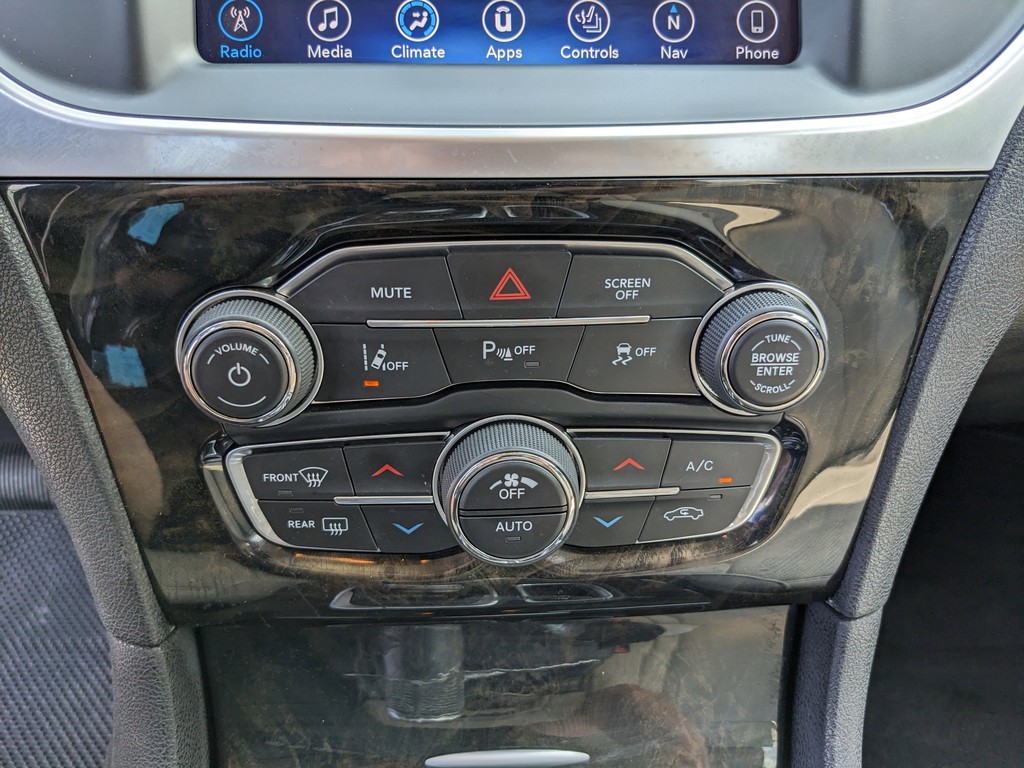 Chrysler 300 Vehicle Full-screen Gallery Image 21