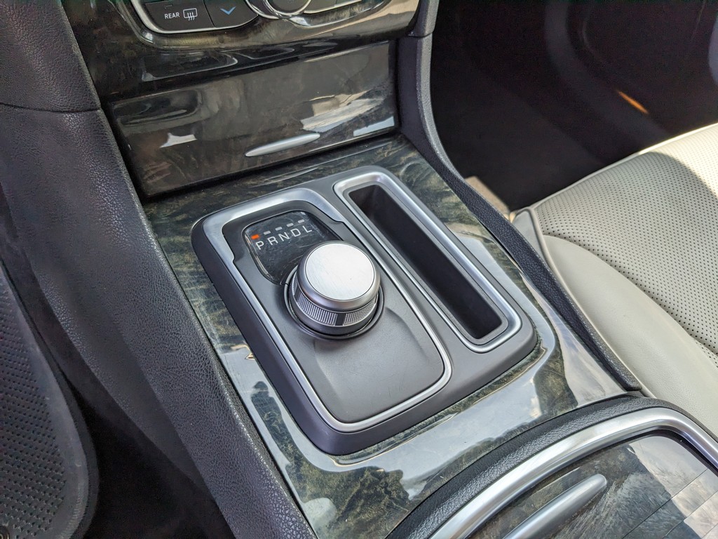 Chrysler 300 Vehicle Full-screen Gallery Image 22