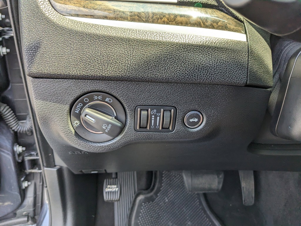 Chrysler 300 Vehicle Full-screen Gallery Image 24