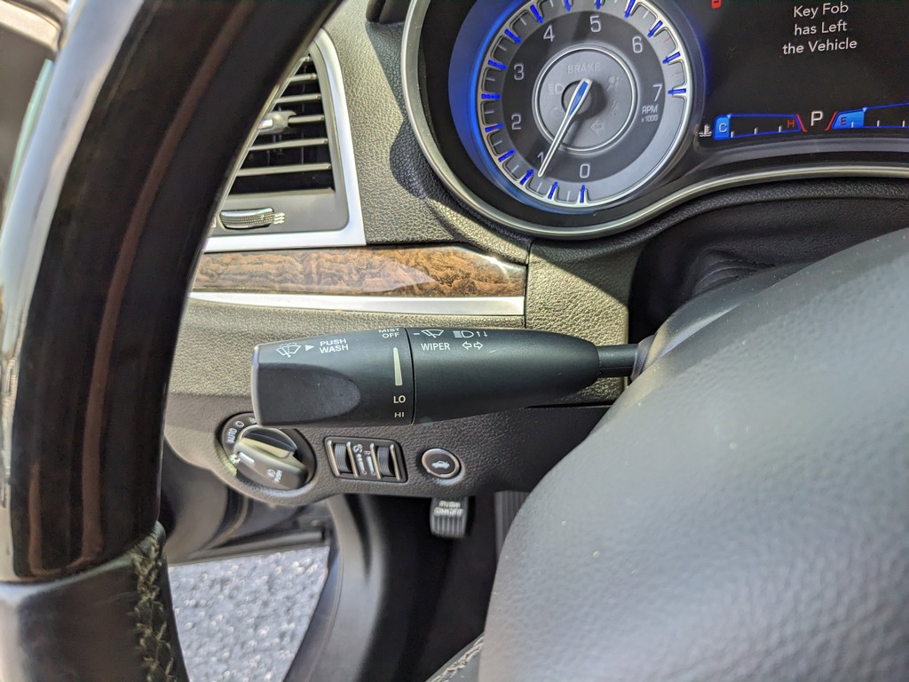 Chrysler 300 Vehicle Full-screen Gallery Image 28